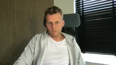Snapshot of max_straight_1 chatting on 06.08.26 Max take off clothes online show from 06.08.26