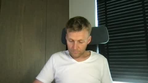 Snapshot of max_straight_1 chatting on 06.19.26 Max take off clothes online show from 06.19.26