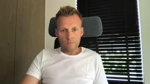 Snapshot of max_straight_1 chatting on 07.23.26 Max take off clothes online show from 07.23.26