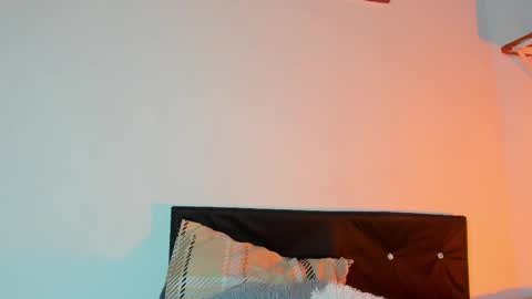 Snapshot of max_valiant chatting on 09.22.25 max online show from 09.22.25