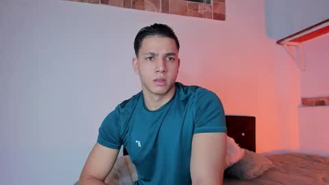 Snapshot of max_valiant chatting on 09.24.25 max online show from 09.24.25