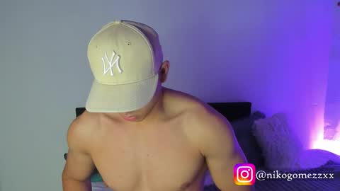 Snapshot of max_valiant chatting on 10.12.25 max online show from 10.12.25