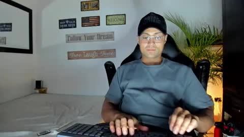 Snapshot of maxi_mux1 chatting on 04.21.26 MAXI online show from 04.21.26