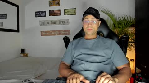 Snapshot of maxi_mux1 chatting on 04.21.26 MAXI online show from 04.21.26