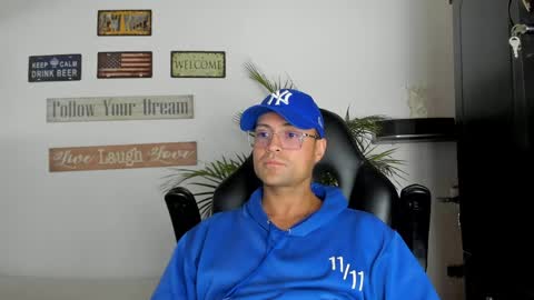 Snapshot of maxi_mux1 chatting on 04.22.26 MAXI online show from 04.22.26
