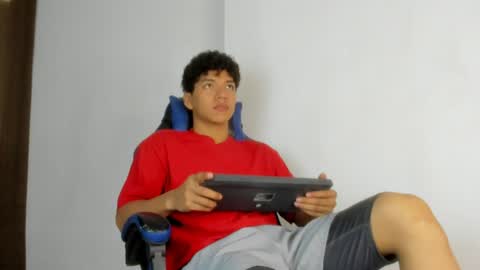 Snapshot of maximiliano_kh4lil chatting on 06.17.26 Maximiliano online show from 06.17.26