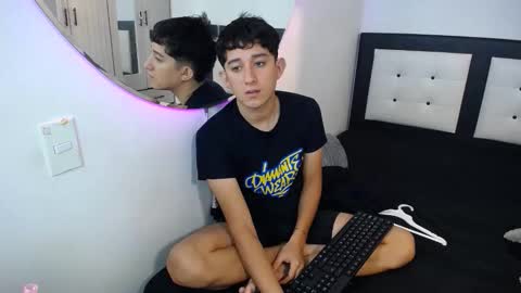 Snapshot of maximo_and_isa chatting on 11.04.25 -- maximo and isa -- online show from 11.04.25