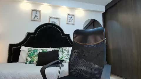 Snapshot of maxxicruz chatting on 12.21.25 Maxxi online show from 12.21.25