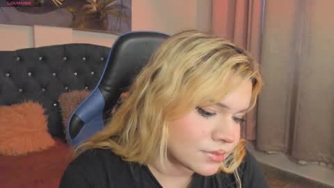 Maxine Minx online show from 02.04.25