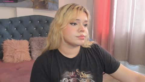 Maxine Minx online show from 02.04.25