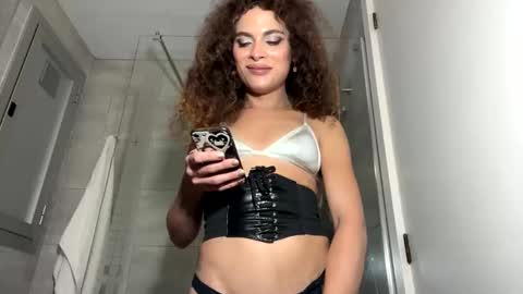 Snapshot of maya632713 chatting on 10.10.25 Maya transgirl online show from 10.10.25