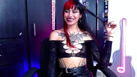 Snapshot of mayaredd chatting on 12.18.24 mayaredd online show from 12.18.24