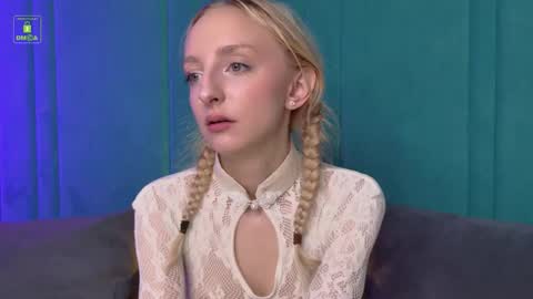 Snapshot of mayasnoww chatting on 10.31.25 Maya online show from 10.31.25