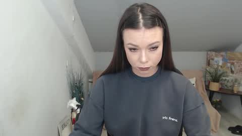 Snapshot of mayawill chatting on 12.19.25 mayawill online show from 12.19.25