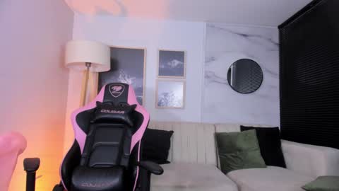 Snapshot of mayli_xx chatting on 12.14.24 ALIS online show from 12.14.24