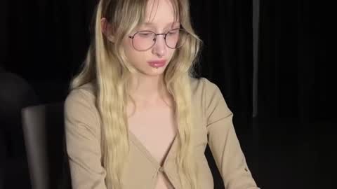 Snapshot of mayvi_cold chatting on 06.23.26 mayvi_cold online show from 06.23.26
