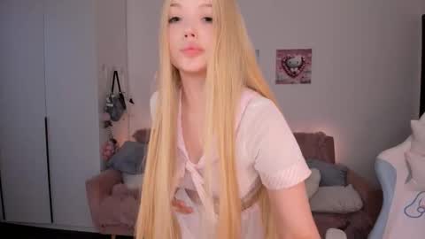 Snapshot of mayya_cuute chatting on 09.29.25  Mila  online show from 09.29.25