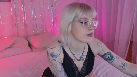 Snapshot of me1roze chatting on 03.27.26 Roze online show from 03.27.26