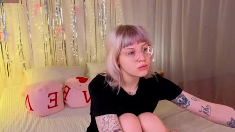 Snapshot of me1roze chatting on 04.03.26 Roze online show from 04.03.26