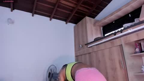 Snapshot of medussa13 chatting on 11.25.25 medussa13 online show from 11.25.25