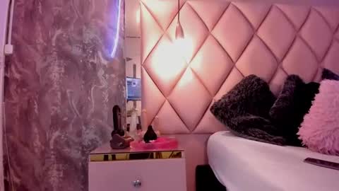 M E G A N online show from 01.30.25