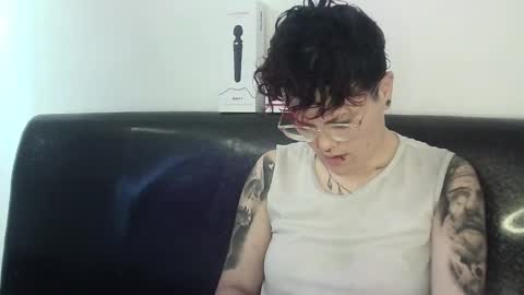 Megan and sophi online show from 02.17.25