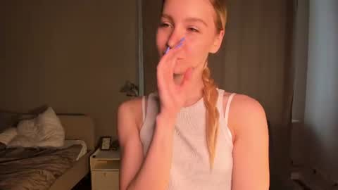 Snapshot of meganhenns chatting on 07.16.26 Elly online show from 07.16.26