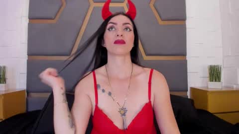 Megan Hofman online show from 10.04.25