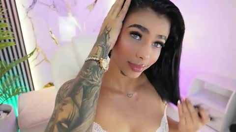 Snapshot of meganlowell chatting on 11.20.25 Megan Lowell online show from 11.20.25