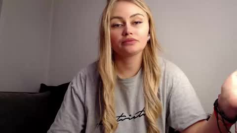 Snapshot of melani_a chatting on 12.02.24 Melania online show from 12.02.24