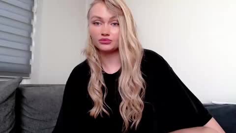 Snapshot of melani_a chatting on 12.11.24 Melania online show from 12.11.24