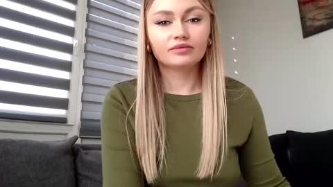 Snapshot of melani_a chatting on 02.09.25 Melania online show from 02.09.25