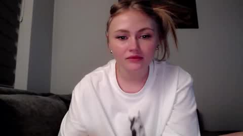 Snapshot of melani_a chatting on 02.19.25 Melania online show from 02.19.25