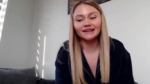 Snapshot of melani_a chatting on 03.07.25 Melania online show from 03.07.25