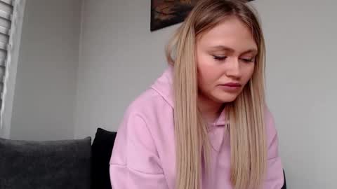 Snapshot of melani_a chatting on 03.08.25 Melania online show from 03.08.25
