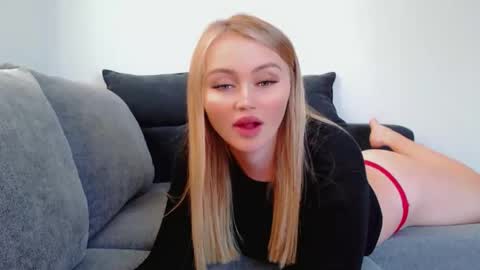 Snapshot of melani_a chatting on 10.11.25 Melania online show from 10.11.25