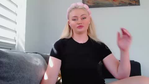 Snapshot of melani_a chatting on 06.27.26 Melania online show from 06.27.26