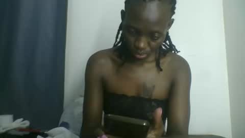 Snapshot of melanie_goddesss chatting on 10.13.25 milly online show from 10.13.25