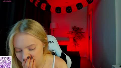 Snapshot of melanie_ryer chatting on 10.26.25 Melanie online show from 10.26.25