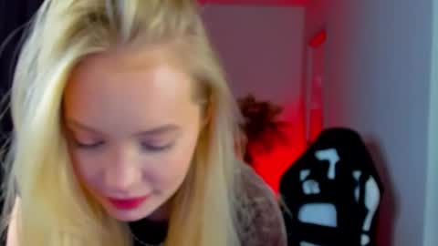 Snapshot of melanie_ryer chatting on 11.06.25 Melanie online show from 11.06.25