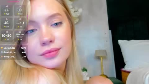 Snapshot of melanie_ryer chatting on 11.12.25 Melanie online show from 11.12.25