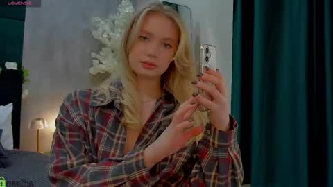 Snapshot of melanie_ryer chatting on 11.22.25 Melanie online show from 11.22.25