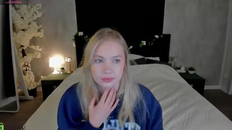 Snapshot of melanie_ryer chatting on 12.02.25 Melanie online show from 12.02.25