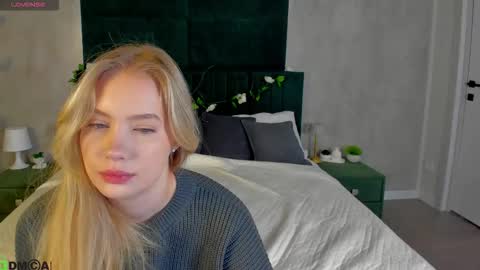 Snapshot of melanie_ryer chatting on 12.04.25 Melanie online show from 12.04.25