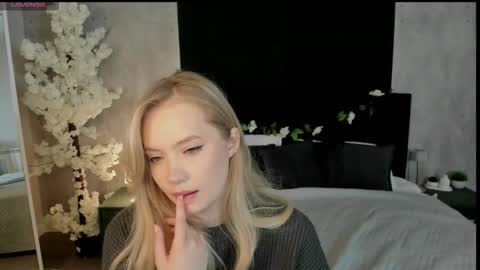 Snapshot of melanie_ryer chatting on 12.14.25 Melanie online show from 12.14.25