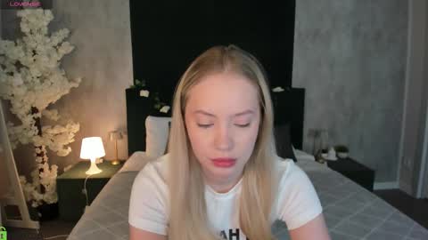 Snapshot of melanie_ryer chatting on 12.15.25 Melanie online show from 12.15.25