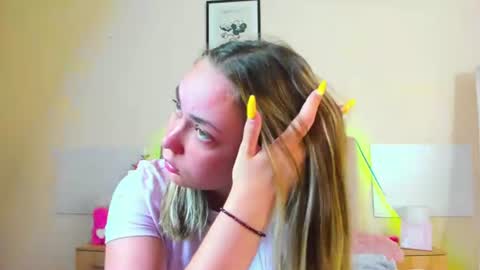 Snapshot of melaniecutys chatting on 06.20.26 Melania online show from 06.20.26