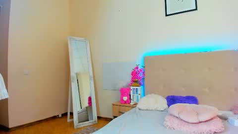 Snapshot of melaniecutys chatting on 07.17.26 Melania online show from 07.17.26