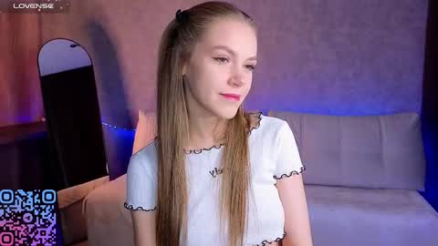 Melee Eva - Thumbs Up please  online show from 03.12.26