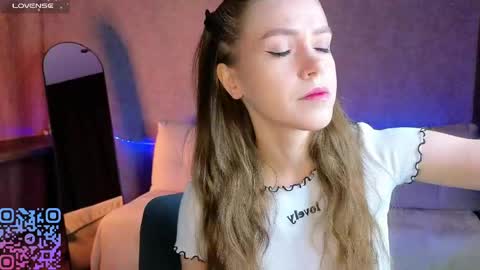 Melee Eva - Thumbs Up please  online show from 04.12.26